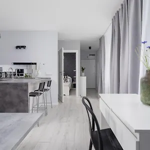 One Bedroom With A Balcony - Dietla 109 Street Apartamento